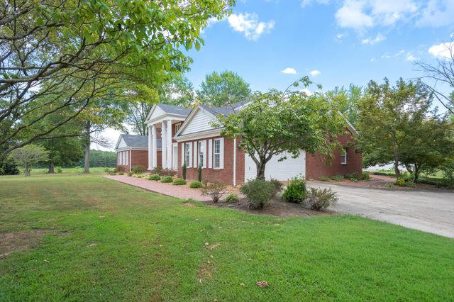 700 Dick Barry Ln, Lexington, TN 38351