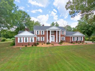 700 Dick Barry Ln, Lexington, TN 38351