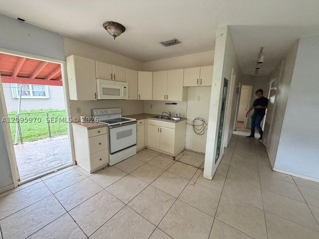 6115 SW 2nd St, Margate, FL 33068
