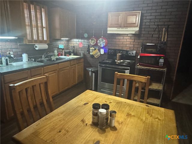 27 Wallace Lane, Victoria, TX 77904
