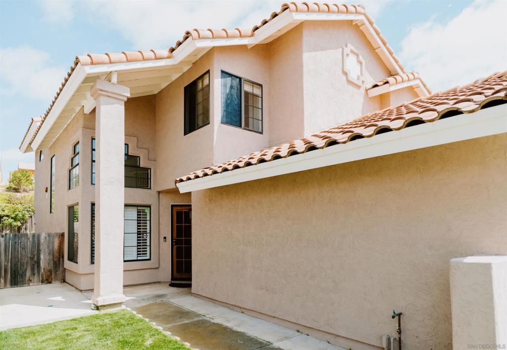 Image 4 of property listing at 645 Paseo Rio, Vista, CA 92081