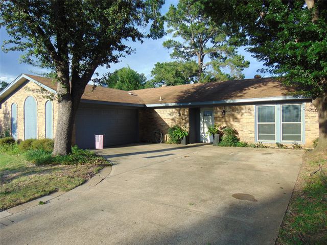 5420 Kings Manor Drive, Lake Dallas, TX 75065