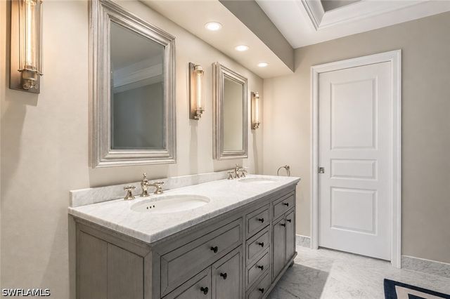 5042 Seahorse AVE, Naples, FL 34103