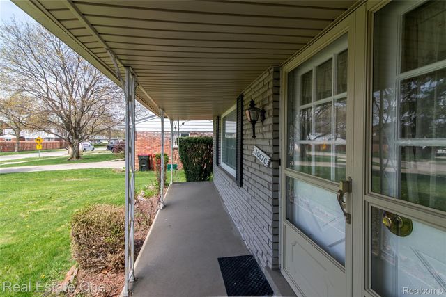 30670 Woodstock Street, Southfield, MI 48076