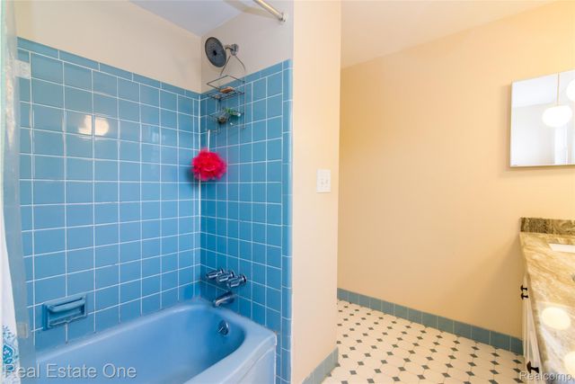 30670 Woodstock Street, Southfield, MI 48076