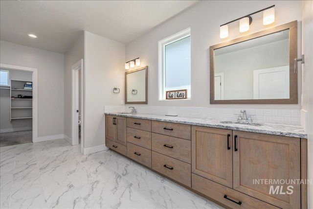 5562 S Zaivcla Ave, Meridian, ID 83642