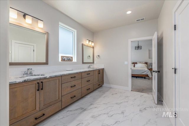 5562 S Zaivcla Ave, Meridian, ID 83642