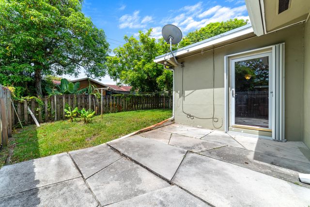 4460 NW 3rd Place, Plantation, FL 33317