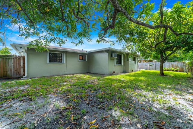4460 NW 3rd Place, Plantation, FL 33317