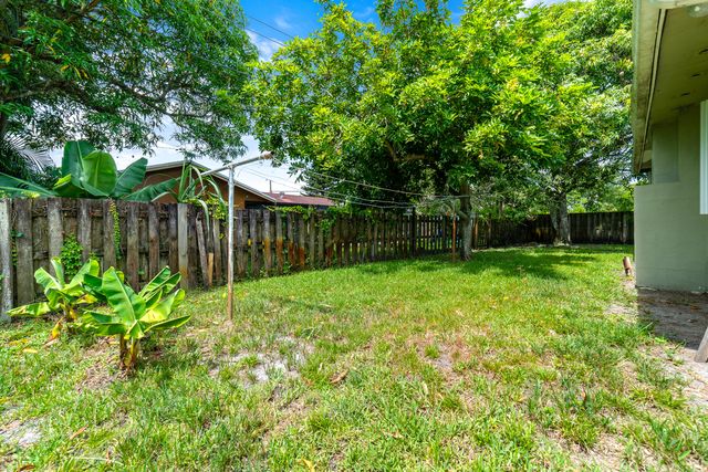 4460 NW 3rd Place, Plantation, FL 33317