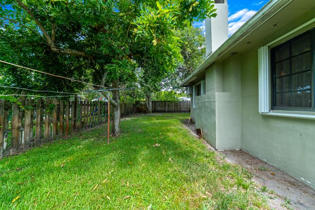 4460 NW 3rd Place, Plantation, FL 33317