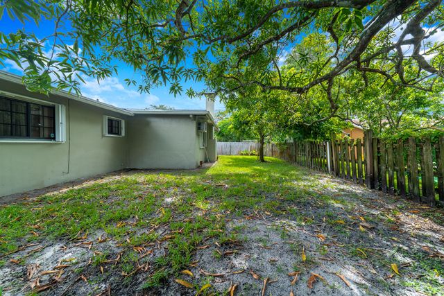 4460 NW 3rd Place, Plantation, FL 33317