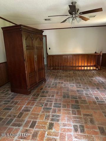 1133 W Cherokee Glen, Ocean Springs, MS 39564
