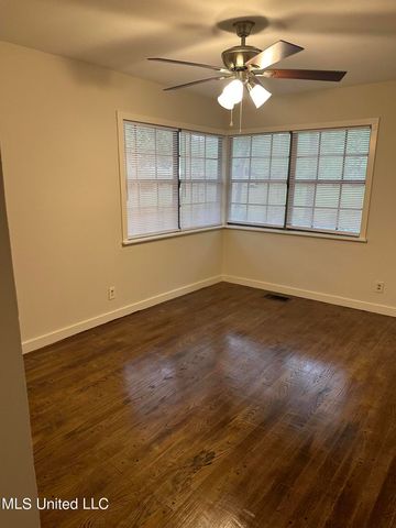 1133 W Cherokee Glen, Ocean Springs, MS 39564
