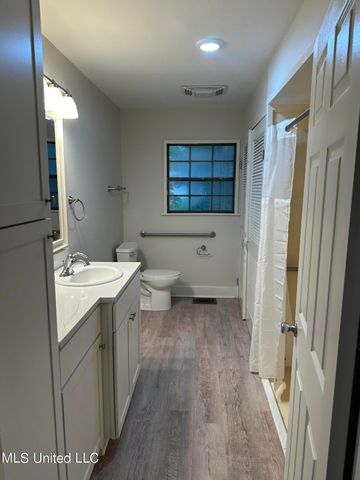 1133 W Cherokee Glen, Ocean Springs, MS 39564