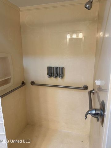 1133 W Cherokee Glen, Ocean Springs, MS 39564
