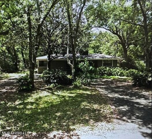 1133 W Cherokee Glen, Ocean Springs, MS 39564
