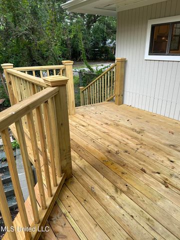 1133 W Cherokee Glen, Ocean Springs, MS 39564
