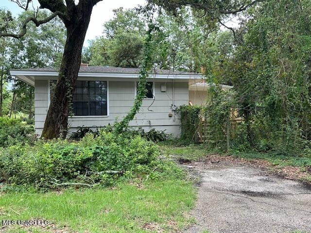 1133 W Cherokee Glen, Ocean Springs, MS 39564