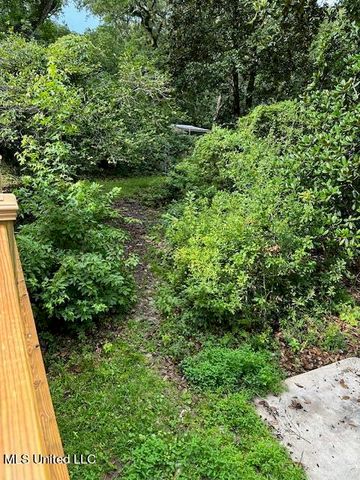 1133 W Cherokee Glen, Ocean Springs, MS 39564