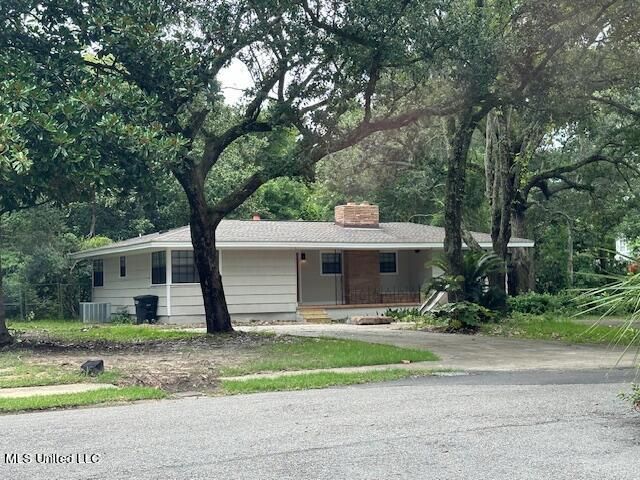 1133 W Cherokee Glen, Ocean Springs, MS 39564