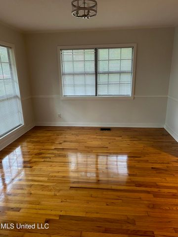 1133 W Cherokee Glen, Ocean Springs, MS 39564