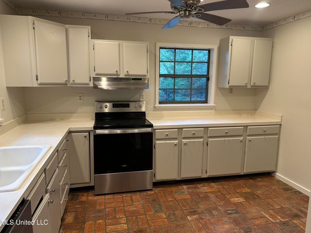 1133 W Cherokee Glen, Ocean Springs, MS 39564