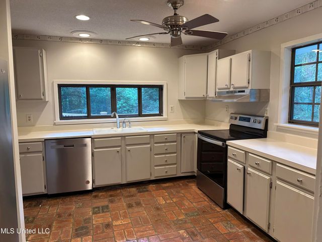 1133 W Cherokee Glen, Ocean Springs, MS 39564