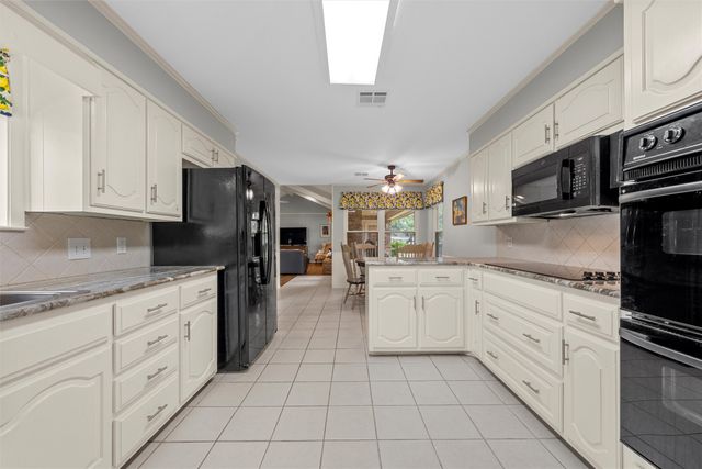 9920 Sandalwood Drive, Woodway, TX 76712