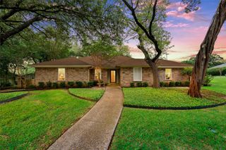 9920 Sandalwood Drive, Woodway, TX 76712