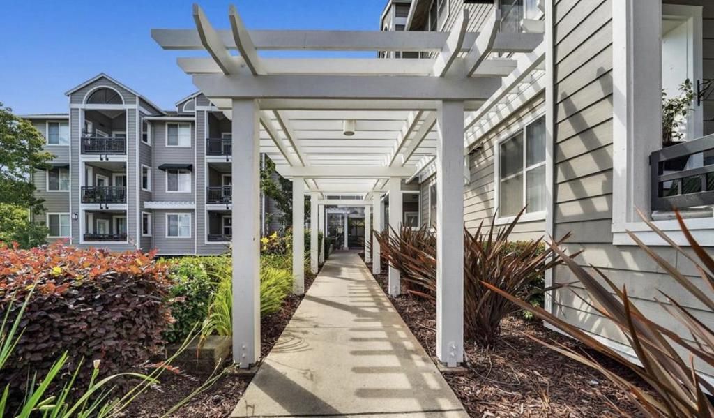 Image 3 of property listing at 1982 W Bayshore Road 322, East Palo Alto, CA 94303