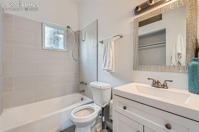 2 Narrows Road, Manitou Springs, CO 80829