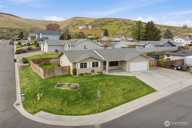 402 Lacey Avenue, Selah, WA 98942