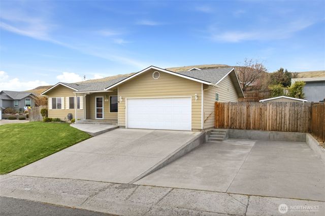 402 Lacey Avenue, Selah, WA 98942