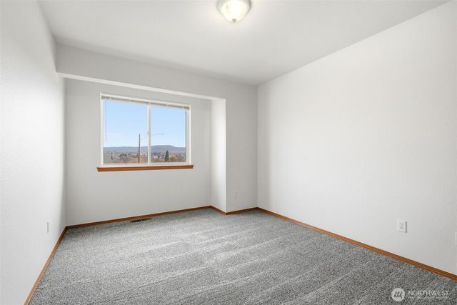 402 Lacey Avenue, Selah, WA 98942