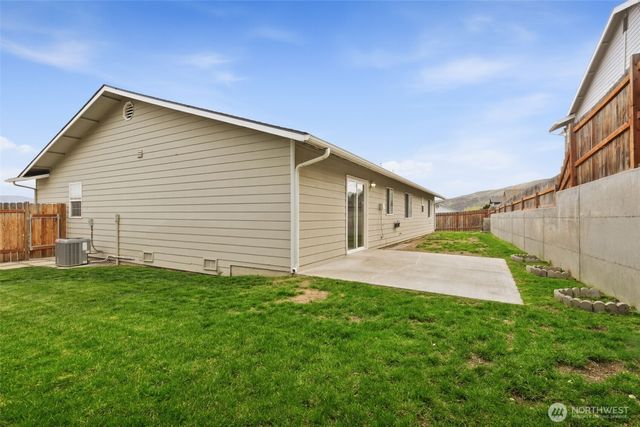 402 Lacey Avenue, Selah, WA 98942