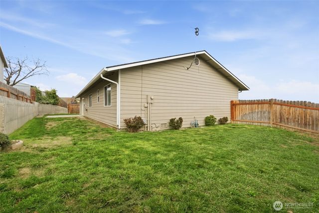402 Lacey Avenue, Selah, WA 98942