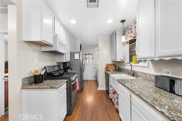 1335 W Ivyton, Lancaster, CA 93534