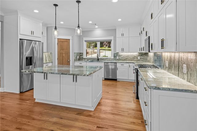 709 Keowee Bay Circle, Salem, SC 29676