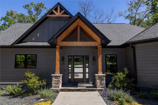 709 Keowee Bay Circle, Salem, SC 29676