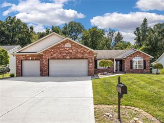 58 Oak Leaf Drive, Maryville, IL 62062