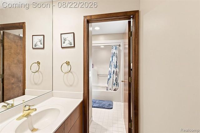 2070 Reagan Drive, Rochester Hills, MI 48309