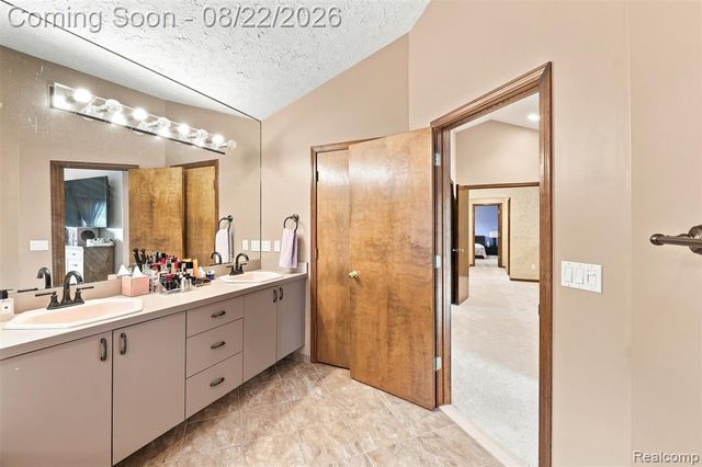 2070 Reagan Drive, Rochester Hills, MI 48309