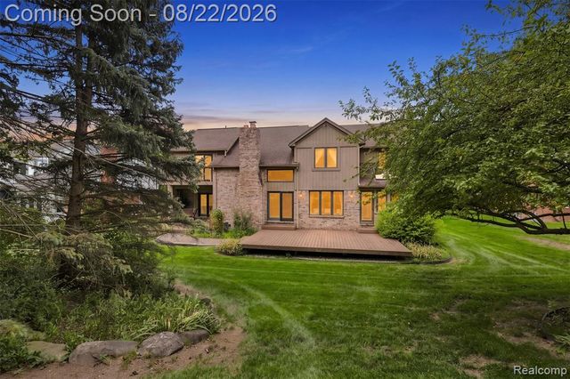 2070 Reagan Drive, Rochester Hills, MI 48309