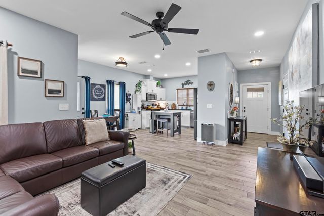 17322 Crossing Circle, Lindale, TX 75771