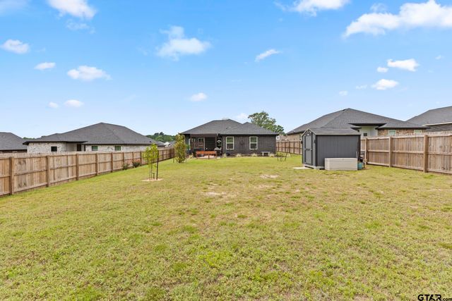 17322 Crossing Circle, Lindale, TX 75771