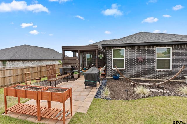 17322 Crossing Circle, Lindale, TX 75771