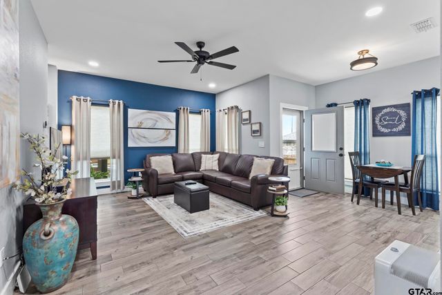 17322 Crossing Circle, Lindale, TX 75771