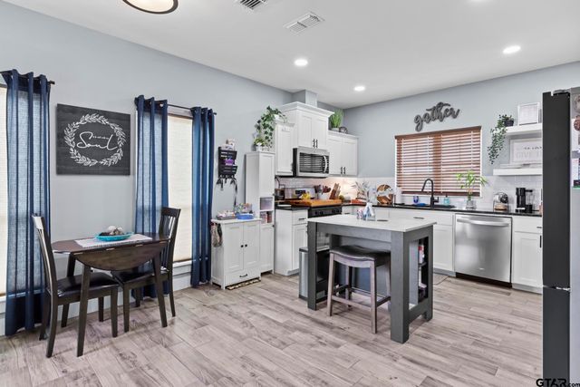 17322 Crossing Circle, Lindale, TX 75771