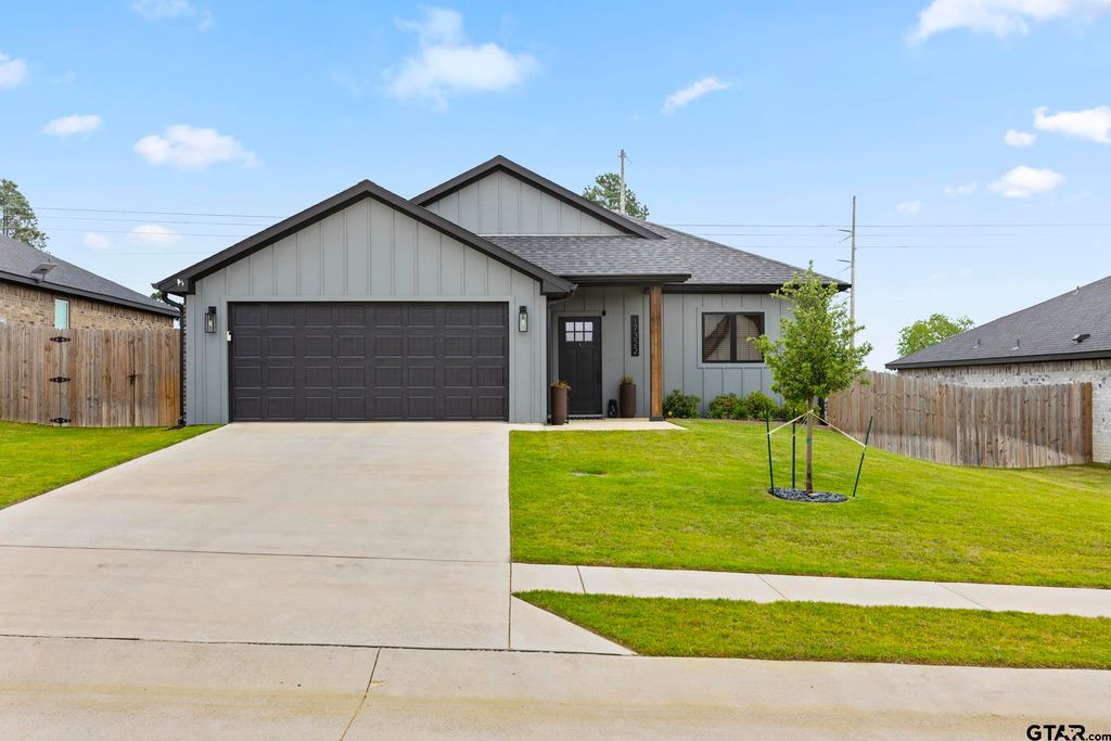 17322 Crossing Circle, Lindale, TX 75771